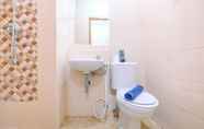 Toilet Kamar 4 Comfort Studio Room at Dave Apartment By Travelio