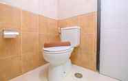 Toilet Kamar 5 Comfort Studio Apartment at Tamansari Sudirman By Travelio