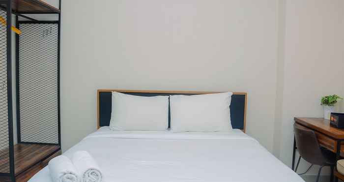 Kamar Tidur Minimalist and Comfy Studio Kebayoran Icon Apartment By Travelio