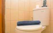 Toilet Kamar 4 Modern and Comfort Studio Tifolia Apartment By Travelio