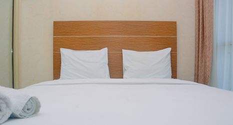 침실 2 Modern and Comfort Studio Tifolia Apartment By Travelio