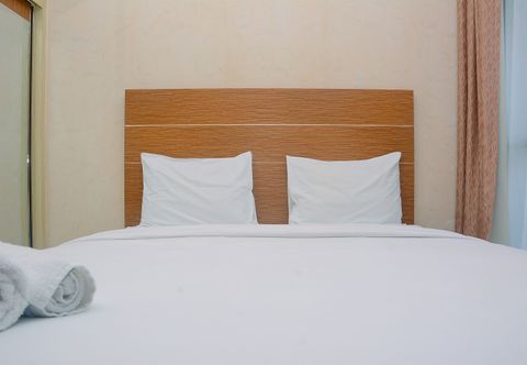 침실 Modern and Comfort Studio Tifolia Apartment By Travelio