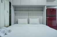 Kamar Tidur Homey Studio near Airport at Sentraland Cengkareng Apartment By Travelio