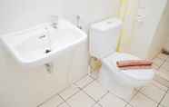 Toilet Kamar 6 Spacious and Comfort 2BR Apartment M-Town Residence By Travelio