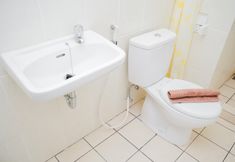 객실 내 욕실 6 Spacious and Comfort 2BR Apartment M-Town Residence By Travelio