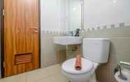 Toilet Kamar 5 Gorgeous 1BR at Royal Olive Residence Apartment By Travelio