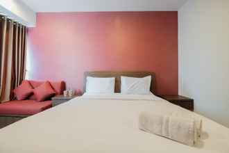 Bedroom 4 Homey Studio Room Apartment at Grand Kamala Lagoon By Travelio