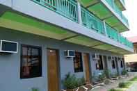 Luar Bangunan RedDoorz Hostel near Hundred Island National Park