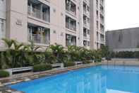 สระว่ายน้ำ Roomy Studio Room Apartment at Bintaro Park View By Travelio