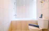 Toilet Kamar 6 Spacious and Comfy 3BR Grand Kamala Lagoon Apartment By Travelio