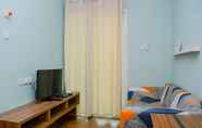 Ruang untuk Umum 2 Comfort 1BR at Woodland Park Residence Apartment By Travelio