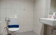 Toilet Kamar 5 Comfy Studio Apartment at Dago Suites By Travelio