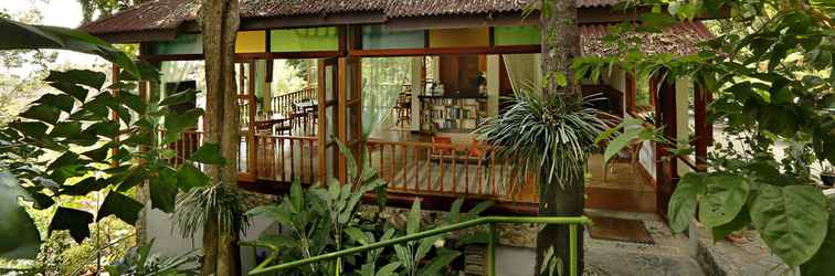 Lobby Ambong Rainforest Retreat