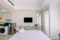 Ruang Umum Cozy and Warm Studio Room at Menteng Park Apartment By Travelio
