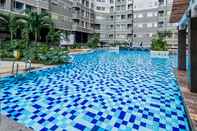 Kolam Renang Strategic 2BR Apartment at Sudirman Park By Travelio