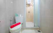 Toilet Kamar 6 Strategic 2BR Apartment at Sudirman Park By Travelio