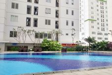 泳池 Comfort 2BR near Shopping Center at Bassura City Apartment By Travelio