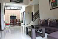 สิ่งอำนวยความสะดวกด้านความบันเทิง Villa Puri Sekar Asri 5 Bedroom