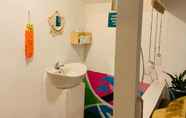 Toilet Kamar 5 Sundak Beach House 3