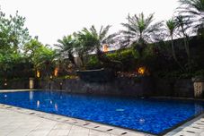 Kolam Renang Cozy & Strategic 2BR at Majesty Apartment near Maranatha Christian University By Travelio