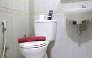 Toilet Kamar 5 Cozy & Strategic 2BR at Majesty Apartment near Maranatha Christian University By Travelio