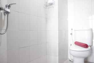 Toilet Kamar 4 Comfy and Chic Studio Room at Mekarwangi Square Apartment Cibaduyut By Travelio