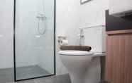 Toilet Kamar 5 Modern 1BR Apartment at Ciputra World 2 By Travelio