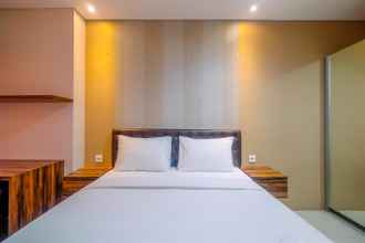 Phòng ngủ 4 Fully Furnished with Comfortable Design 1BR Apartment at Woodland Park Residence By Travelio