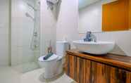 In-room Bathroom 5 Fully Furnished with Comfortable Design 1BR Apartment at Woodland Park Residence By Travelio