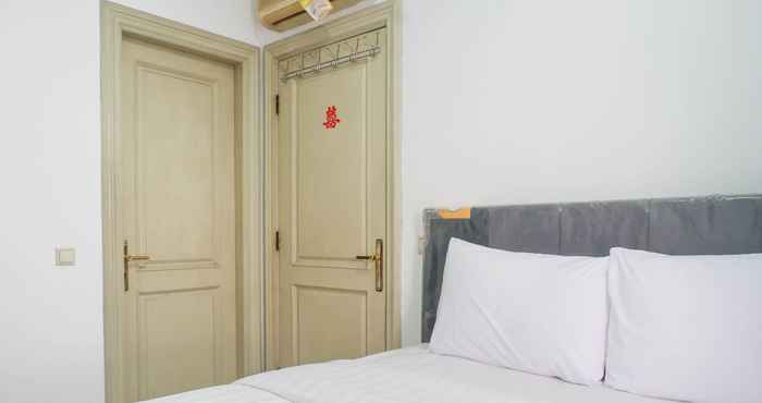 Kamar Tidur Spacious Classic 1BR at Taman Beverly Apartment By Travelio