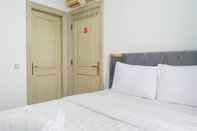 Bedroom Spacious Classic 1BR at Taman Beverly Apartment By Travelio