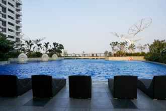 Swimming Pool 4 Luxury & Brand New 1BR at West Vista Apartment By Travelio