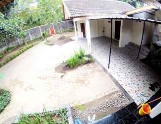 Bên ngoài 2 Garden Yard Homestay Jogja