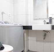 Toilet Kamar 5 Bright Studio at Dago Suites Apartment near ITB By Travelio