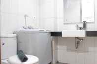 Toilet Kamar Bright Studio at Dago Suites Apartment near ITB By Travelio