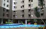 Hồ bơi 2 Cozy 2BR at Gateway Ahmad Yani Apartment By Travelio