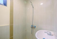 客房浴室 6 Strategic and Comfort Studio Meikarta Apartment By Travelio