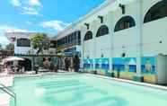 Swimming Pool 5 RedDoorz Plus @ Castle Chateau Iloilo - Vaccinated Staff 