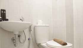 Toilet Kamar 5 Near BINUS University Studio Semi Apartment at The Lodge Paskal By Travelio