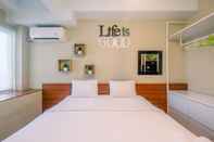 Kamar Tidur Compact and Modern Studio at Patraland Urbano Apartment By Travelio