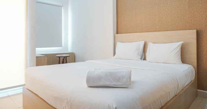 Kamar Tidur Cozy Living Studio at The Nest Puri Apartment By Travelio