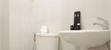 In-room Bathroom 4 Zest Studio Semi Apartment near BINUS University at The Lodge Paskal By Travelio