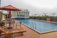 Swimming Pool Cozy Living Studio at Dave Apartment near UI By Travelio