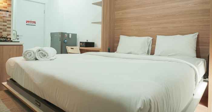 ห้องนอน Strategic and Lovely Studio at Green Pramuka Apartment By Travelio