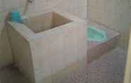 Toilet Kamar 6 Turi Indah Cottage 2