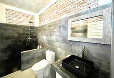 In-room Bathroom 6 The Breezy Volcano