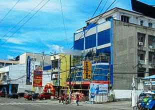 Exterior RedDoorz near Ormoc Port Terminal - Vaccinated Staff 