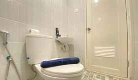 Toilet Kamar 5 Smart Studio Semi Apartment at The Lodge Paskal near BINUS University By Travelio