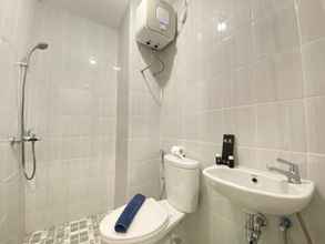 Toilet Kamar 4 Smart Studio Semi Apartment at The Lodge Paskal near BINUS University By Travelio