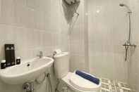 Toilet Kamar Simply Studio Semi Apartment at The Lodge Paskal near BINUS University By Travelio